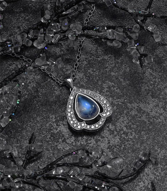 Jewelry Eras: Historical Aesthetic Capturing Feminine Essence