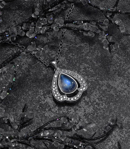 Jewelry Eras: Historical Aesthetic Capturing Feminine Essence