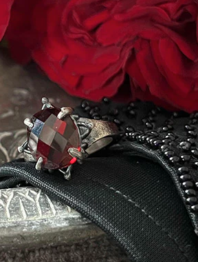 The Duality of Desire: Interplay Of Light and Dark in Romantic Gothic Jewelry Design!
